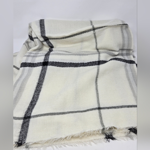 OLD NAVY OVERSIZE FLANNEL BLANKET SCARF CREAM PLAID SHAWL WRAP WOMEN OS COZY - Picture 11 of 12